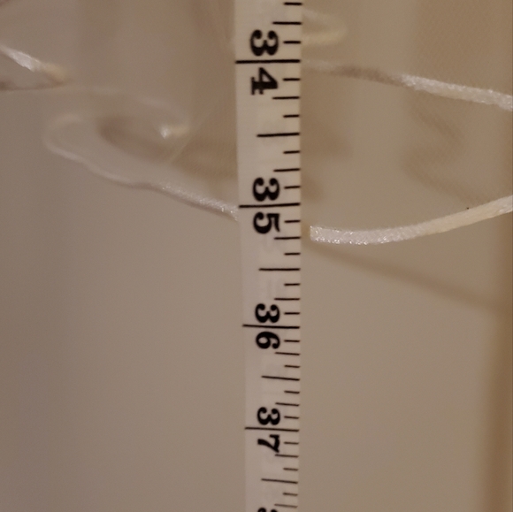 💙Wedding veil 👰. 35" long and extends to 50" width.💙 - Picture 2 of 6